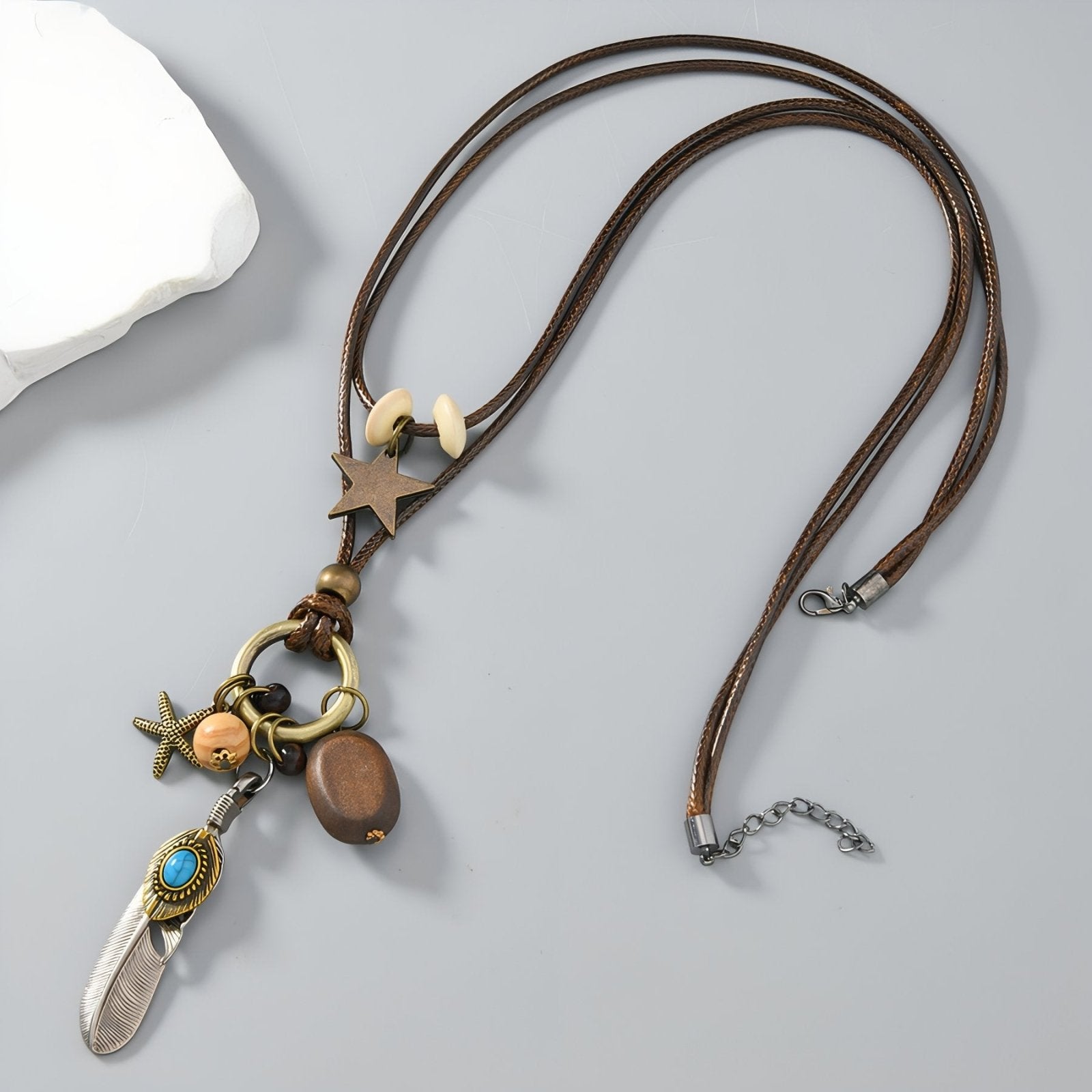 Collier sautoir double rang bohème, pendentifs perles en bois, étoile et plume, cordon marron en cuir