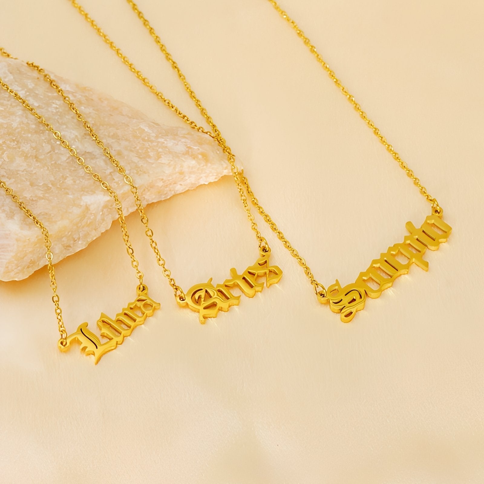 Collier signe astrologique doré, typographie gothique, en acier inoxydable