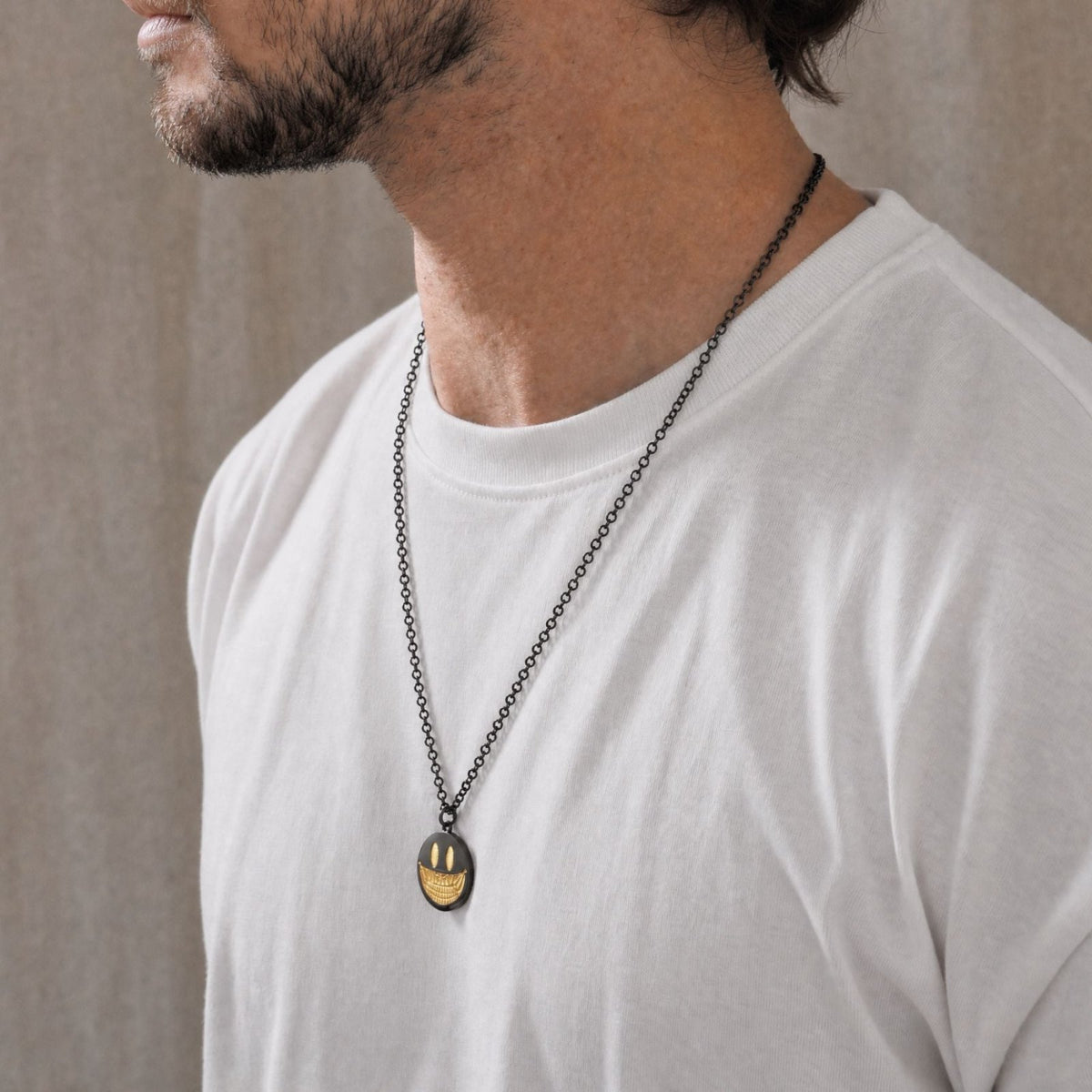 Collier smiley pour homme, en acier inoxydable, pendentif rond avec large sourire en reflief