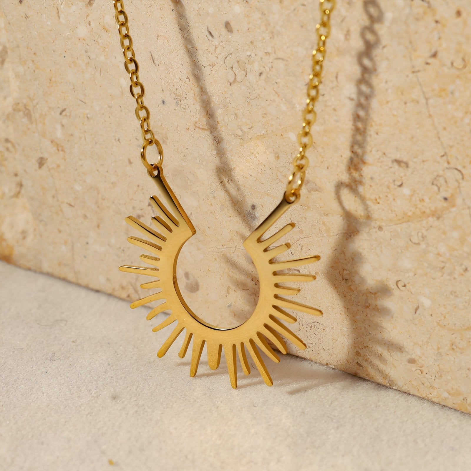 Collier soleil stylisé en acier inoxydable doré, bijou bohème pour femme moderne, modèle Sola