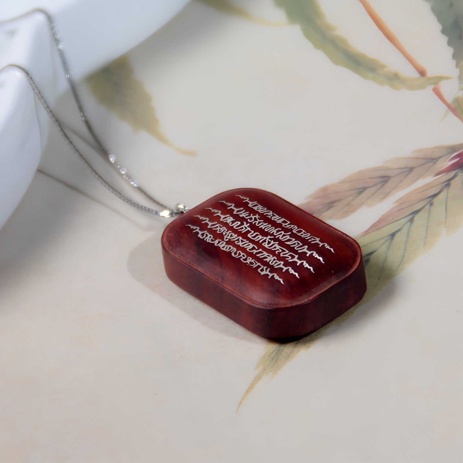 Collier spirituel en bois de santal, avec pendentif rectangulaire bouddhistes incrusté d'argent