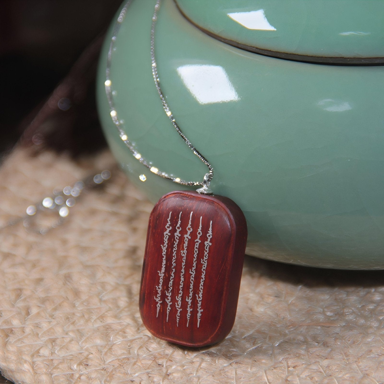 Collier spirituel en bois de santal, avec pendentif rectangulaire bouddhistes incrusté d'argent