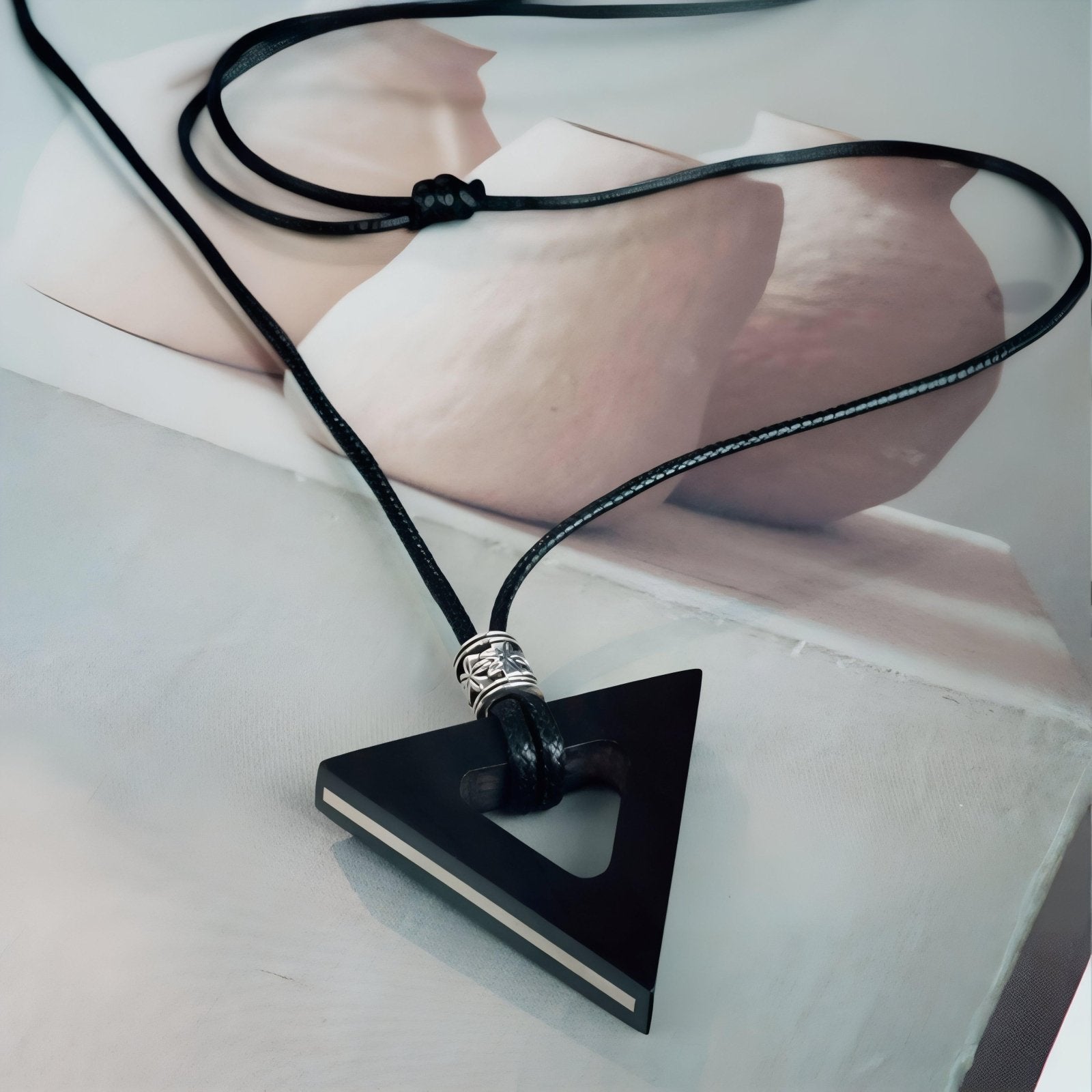 Collier spirituel en bois de santal, avec pendentif triangle, argent et laiton, cordon ajustable