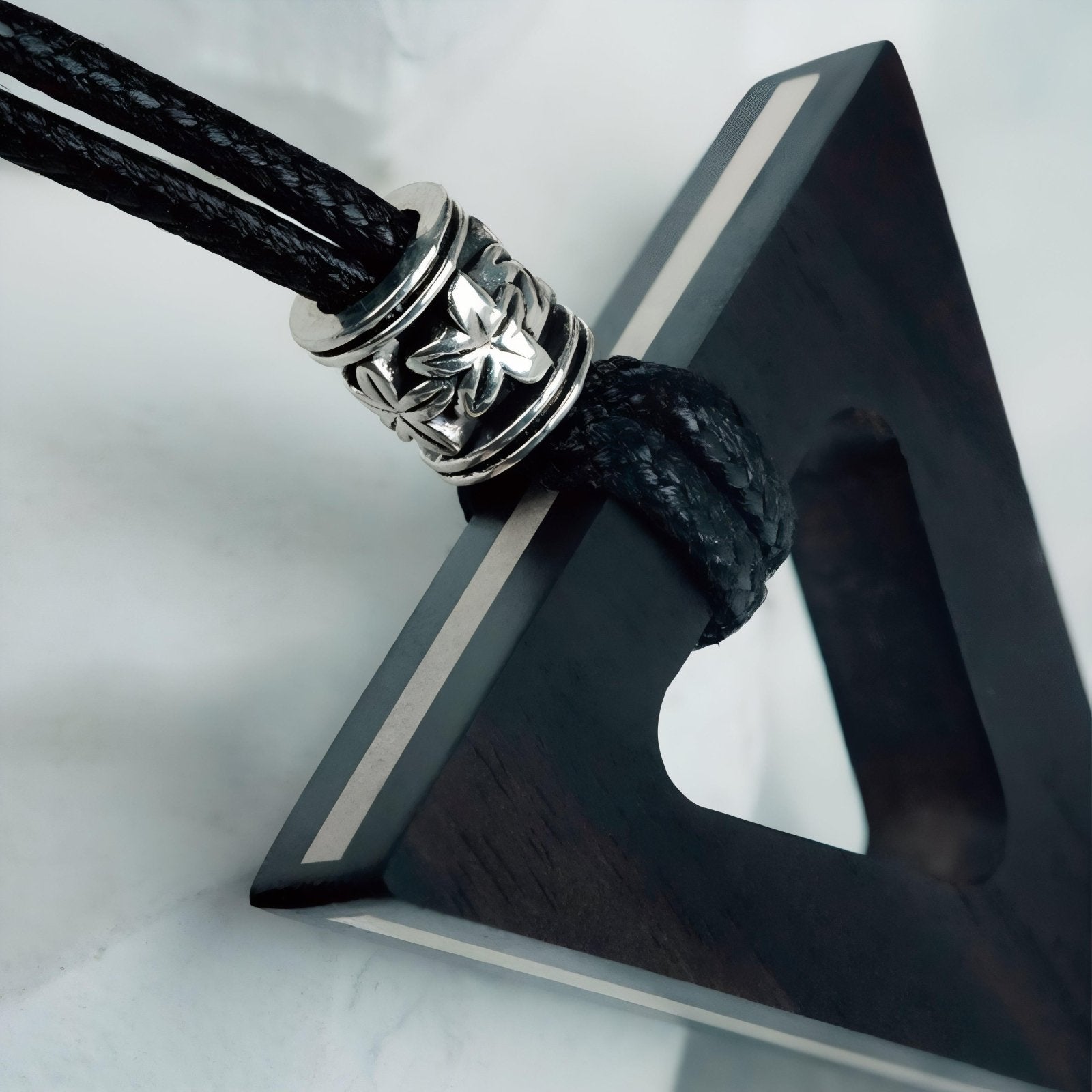 Collier spirituel en bois de santal, avec pendentif triangle, argent et laiton, cordon ajustable
