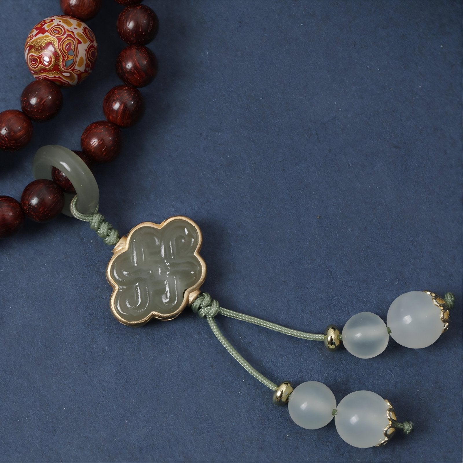 Collier spirituel en bois de santal rouge, avec perles de bois, orné de motifs ajourés en argent