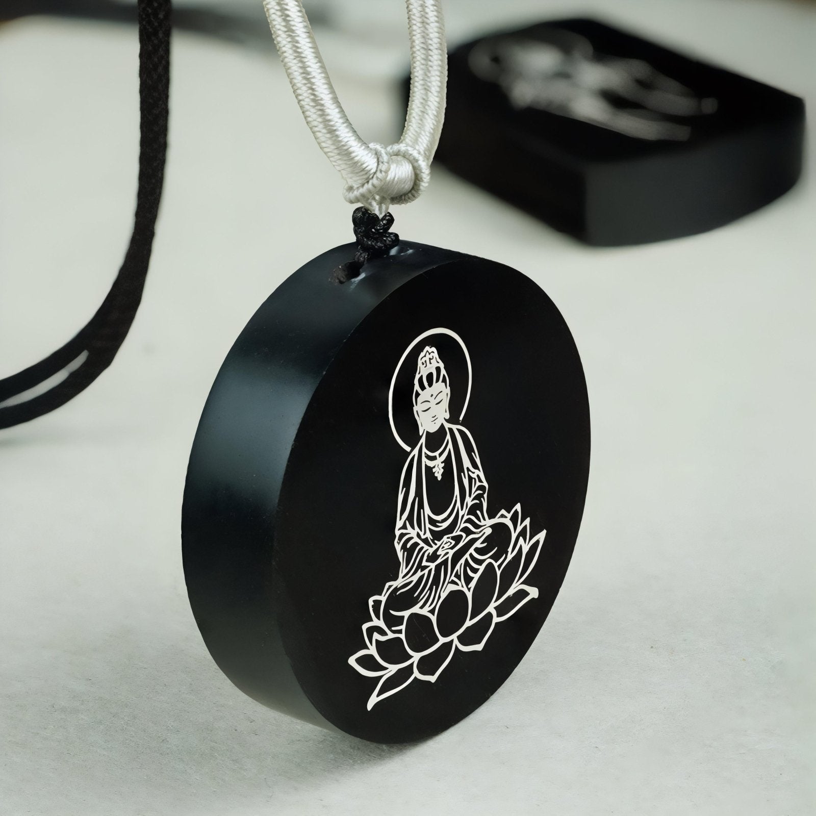 Collier spirituel en bois d'ébène naturel, avec pendentif géométrique incrusté d'argent, cordon ajustable