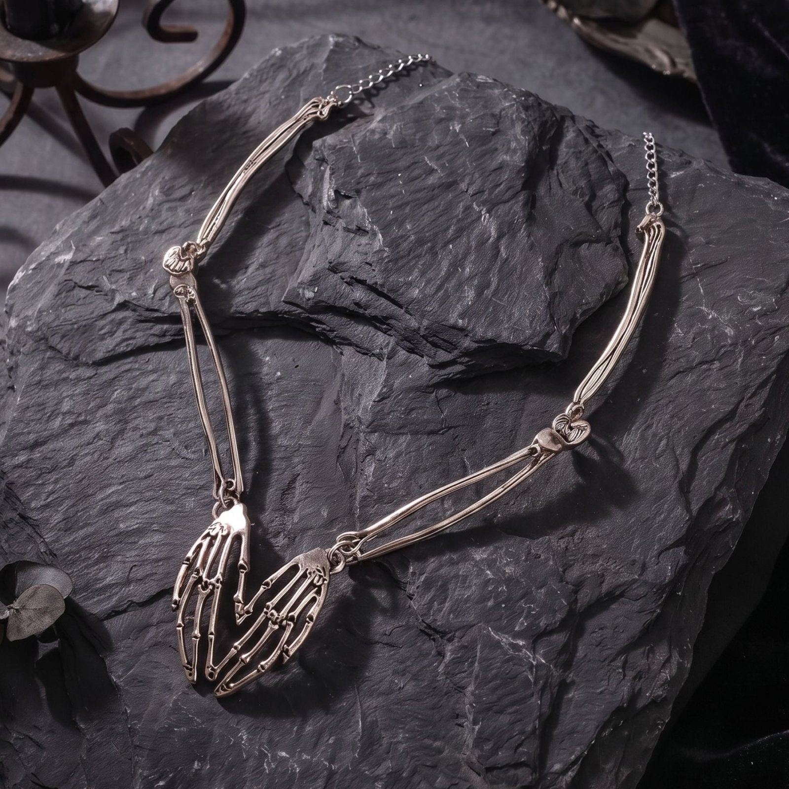 Collier squelette pour femme, en alliage de zinc argenté, avec cœur en mains de squelette
