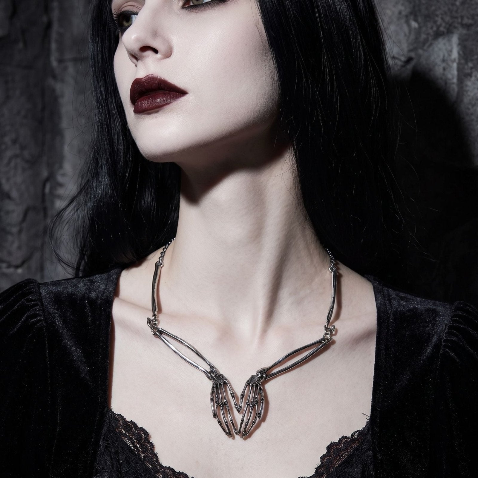 Collier squelette pour femme, en alliage de zinc argenté, avec cœur en mains de squelette
