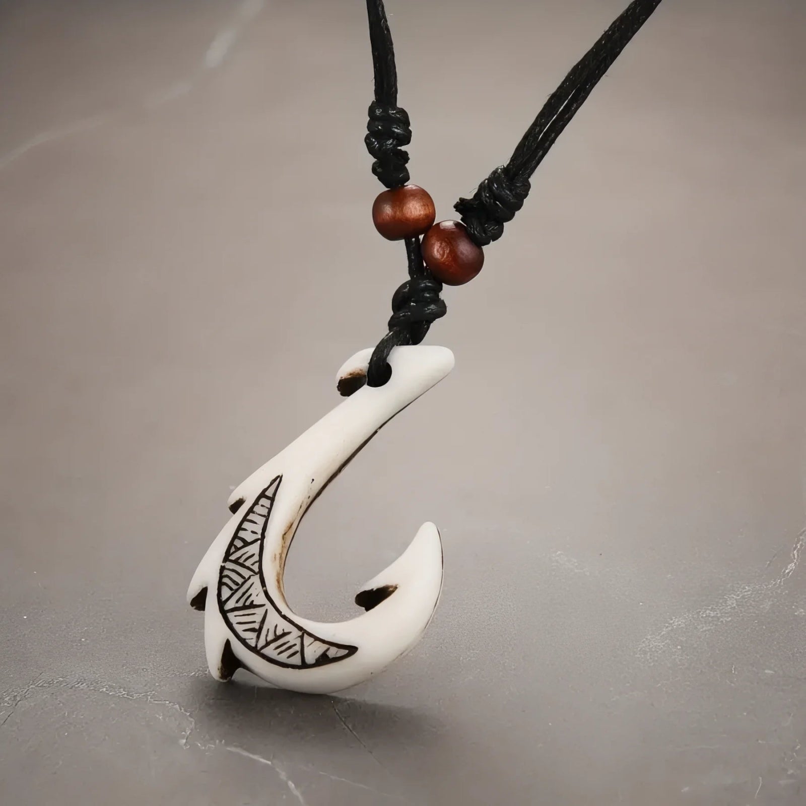 Collier style Maori homme, pendentif crochet polynésien, en résine sculptée et cuir