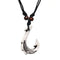 Collier style Maori homme, pendentif crochet polynésien, en résine sculptée et cuir