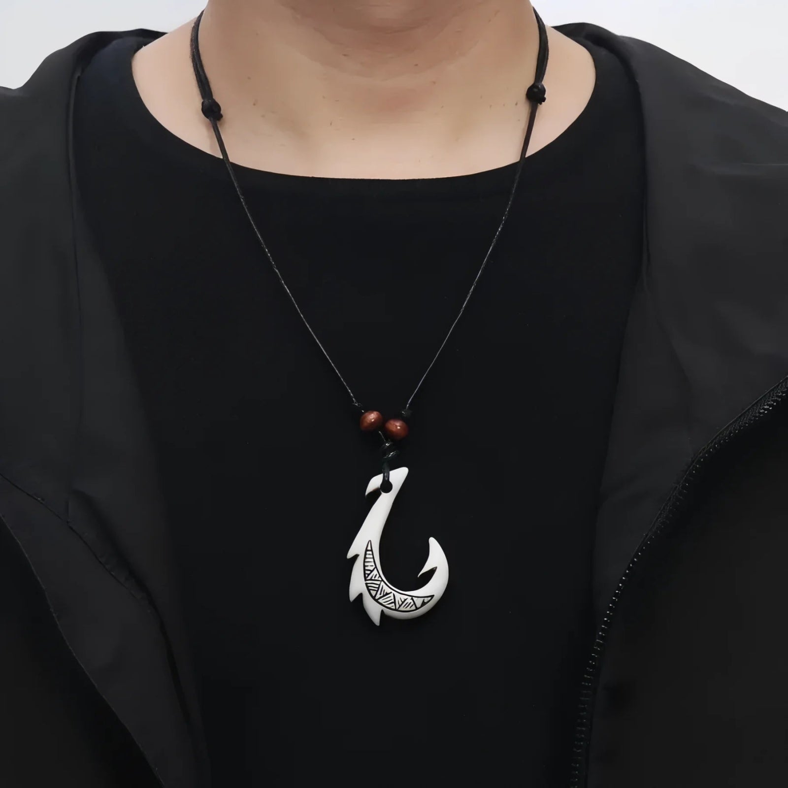 Collier style Maori homme, pendentif crochet polynésien, en résine sculptée et cuir