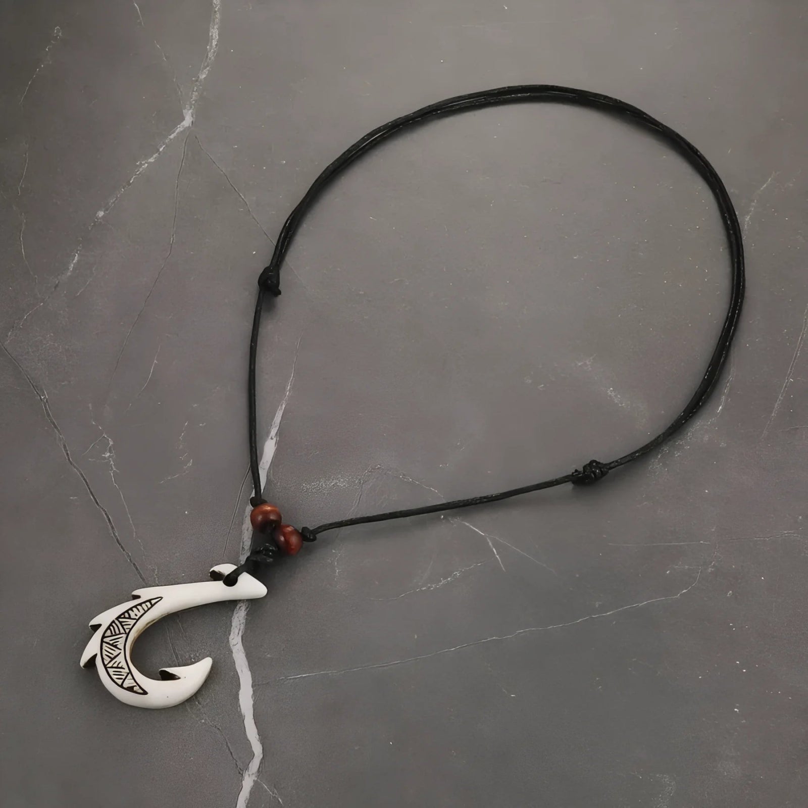 Collier style Maori homme, pendentif crochet polynésien, en résine sculptée et cuir