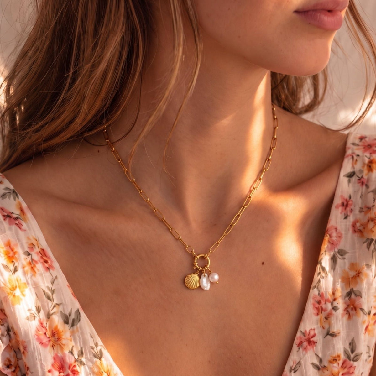 Collier style marin pour femme, en acier inoxydable doré, pendentif coquillage et perle blanche au style chic