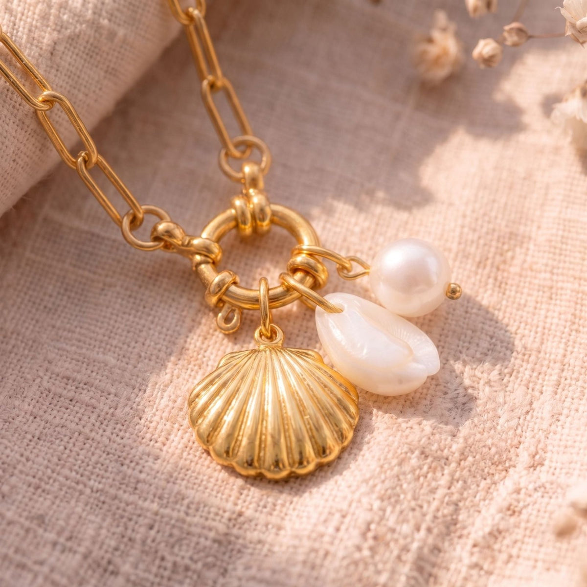 Collier style marin pour femme, en acier inoxydable doré, pendentif coquillage et perle blanche au style chic