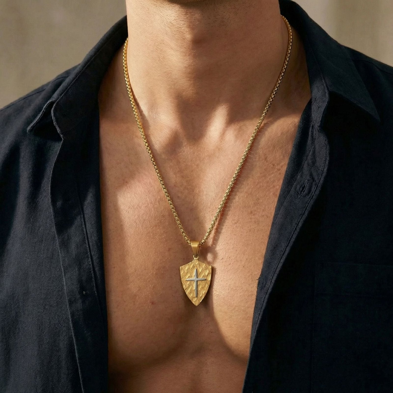 Collier style médiéval homme, bouclier texturé et croix incrustée