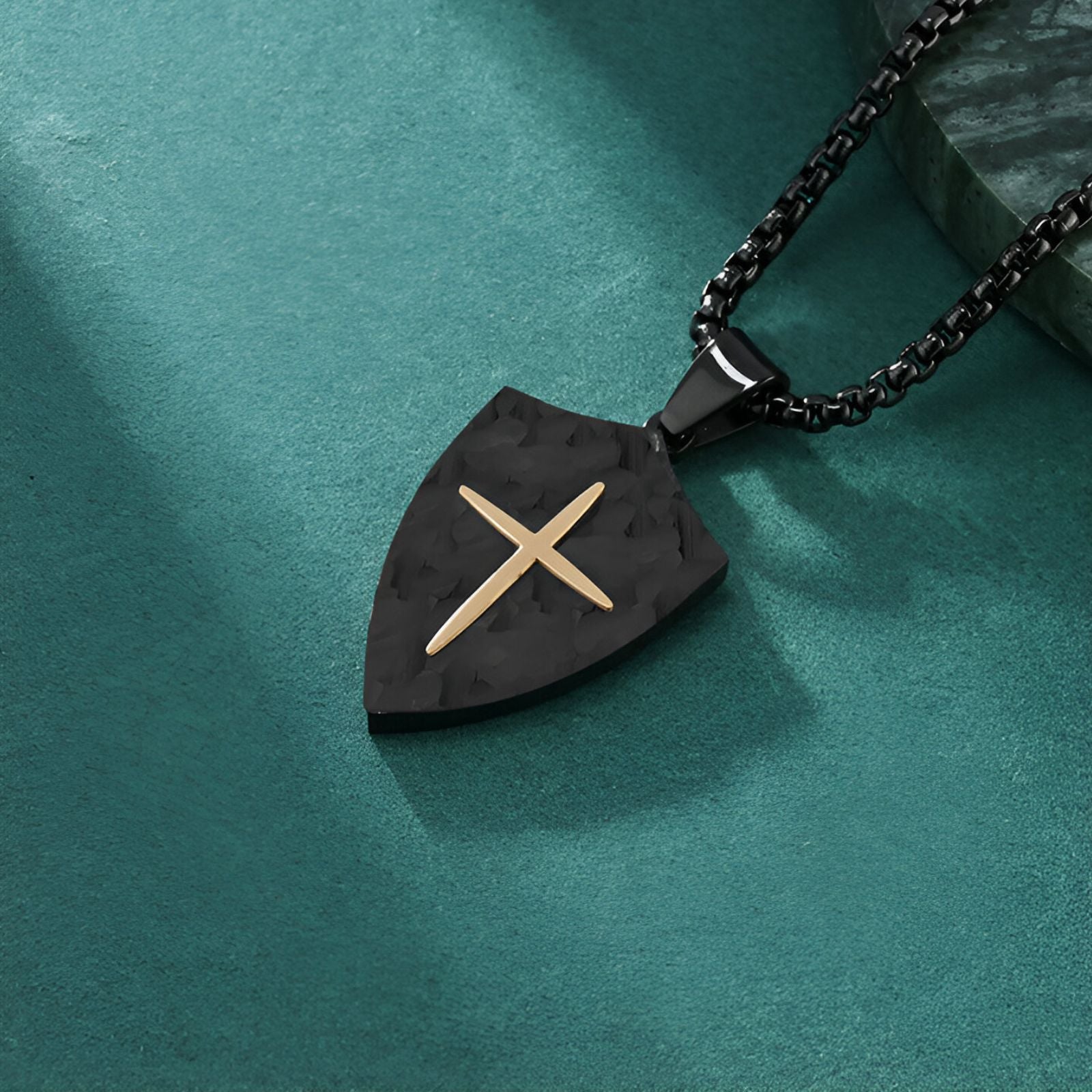 Collier style médiéval homme, bouclier texturé et croix incrustée, modèle Léonard