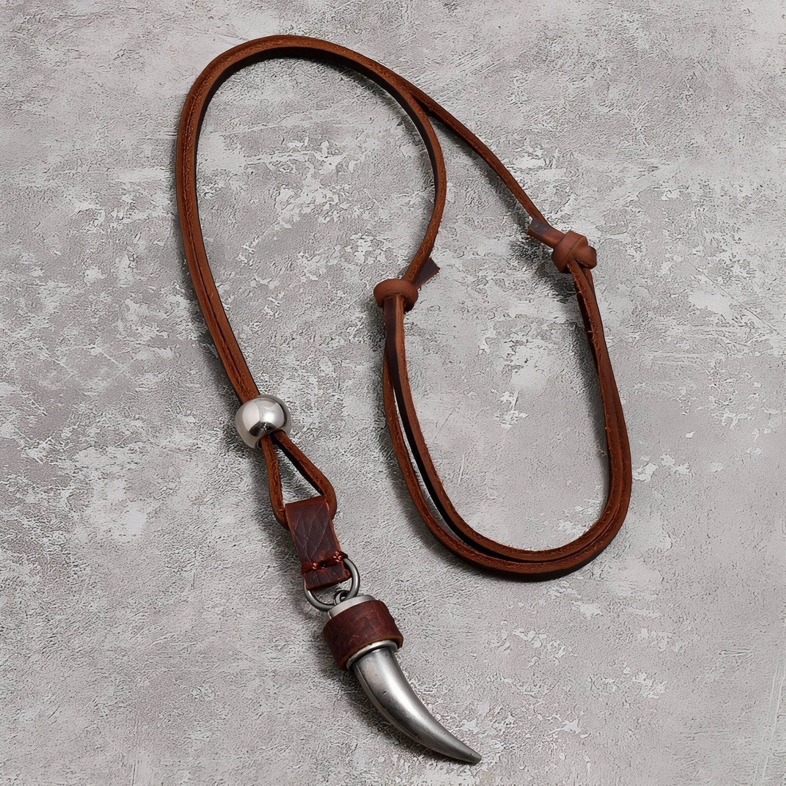 Collier style vintage pour homme, pendentif griffe en métal vieilli et cuir marron, style tribal