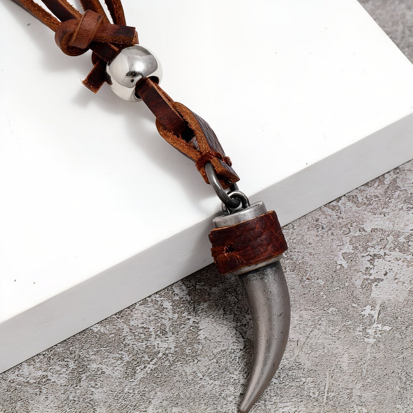 Collier style vintage pour homme, pendentif griffe en métal vieilli et cuir marron, style tribal