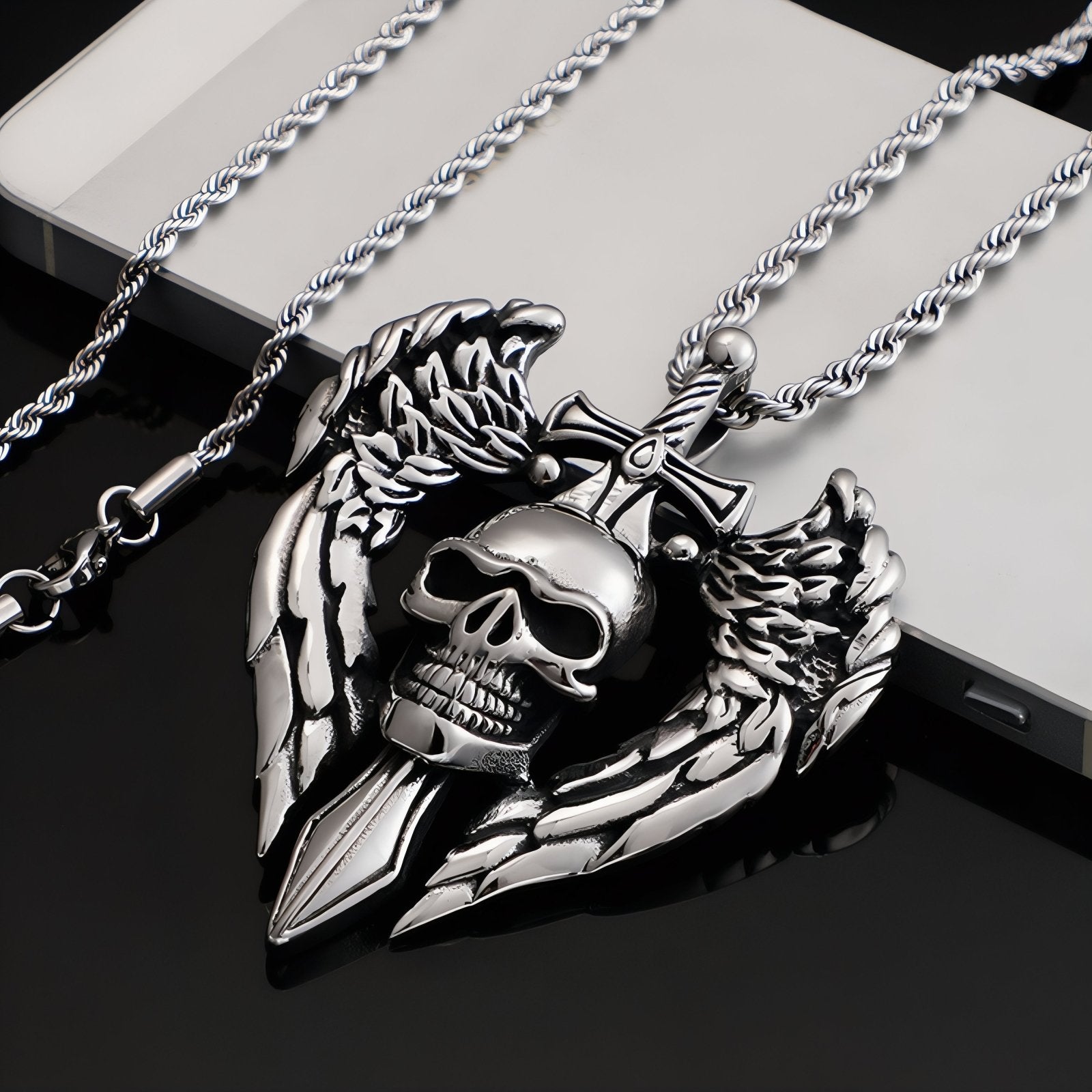 Collier tête de mort gothique pour homme, avec pendentif crâne ailé et épée, en acier inoxydable