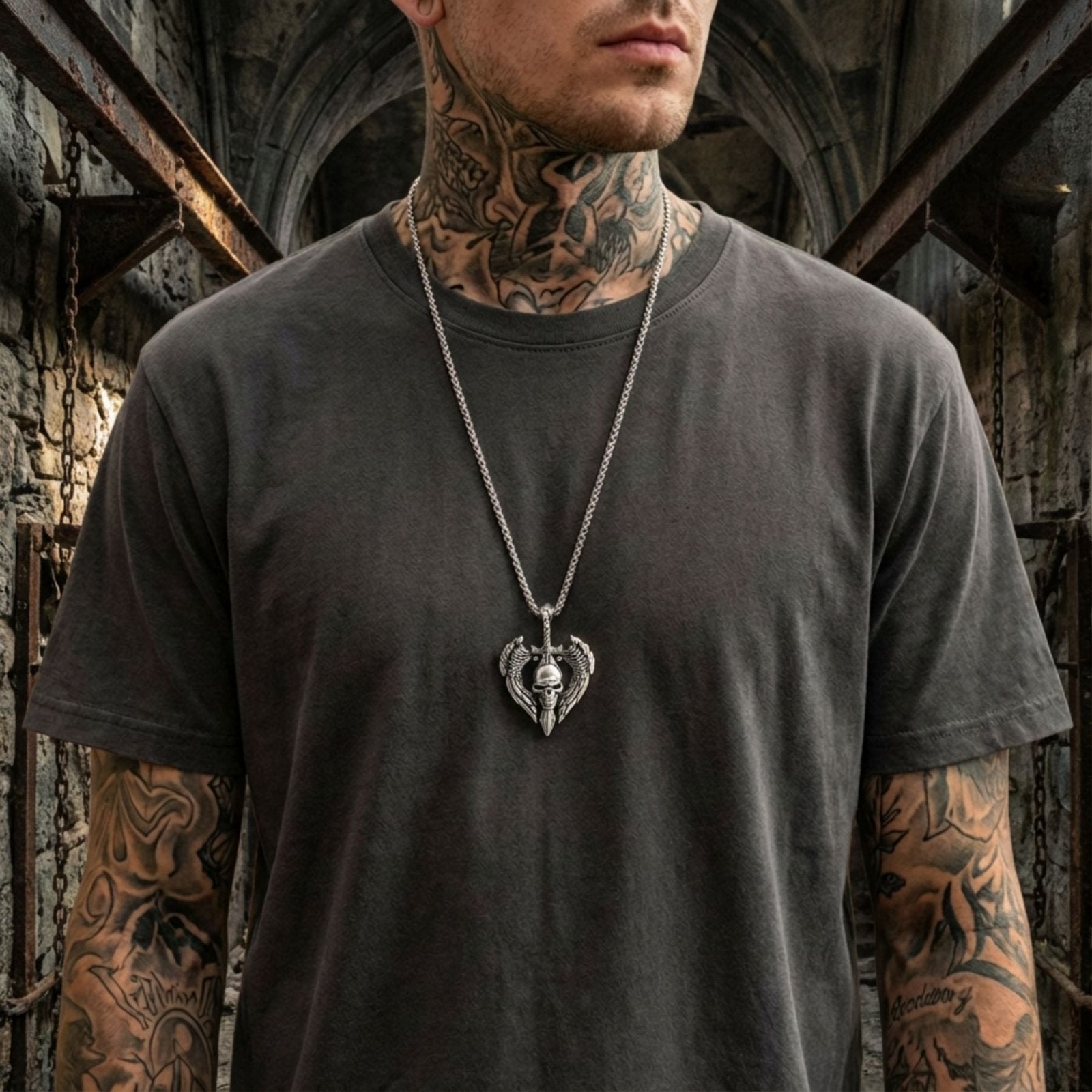 Collier tête de mort gothique pour homme, avec pendentif crâne ailé et épée, en acier inoxydable