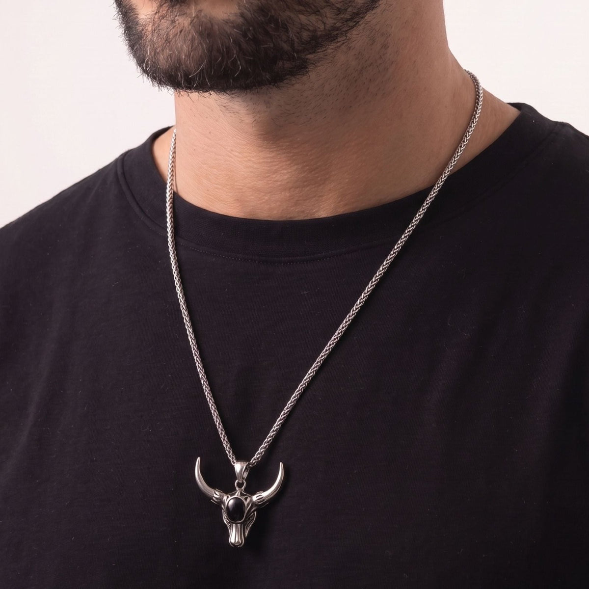 Collier tête de taureau pour homme, en acier inoxydable, pendentif cornes avec pierre noire centrale