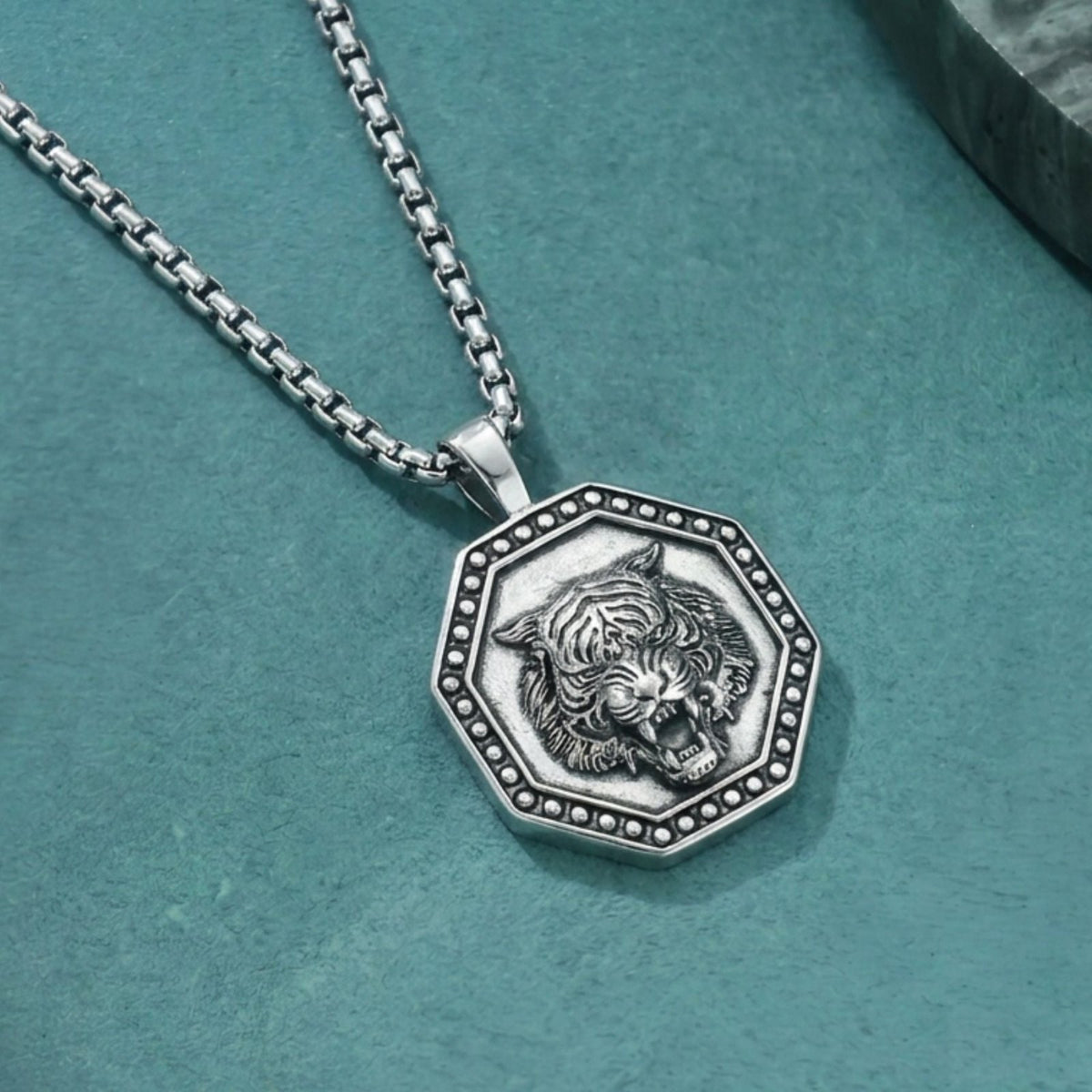 Collier tête de tigre pour homme, en acier inoxydable, pendentif octogonal aux détails sculptés en relief