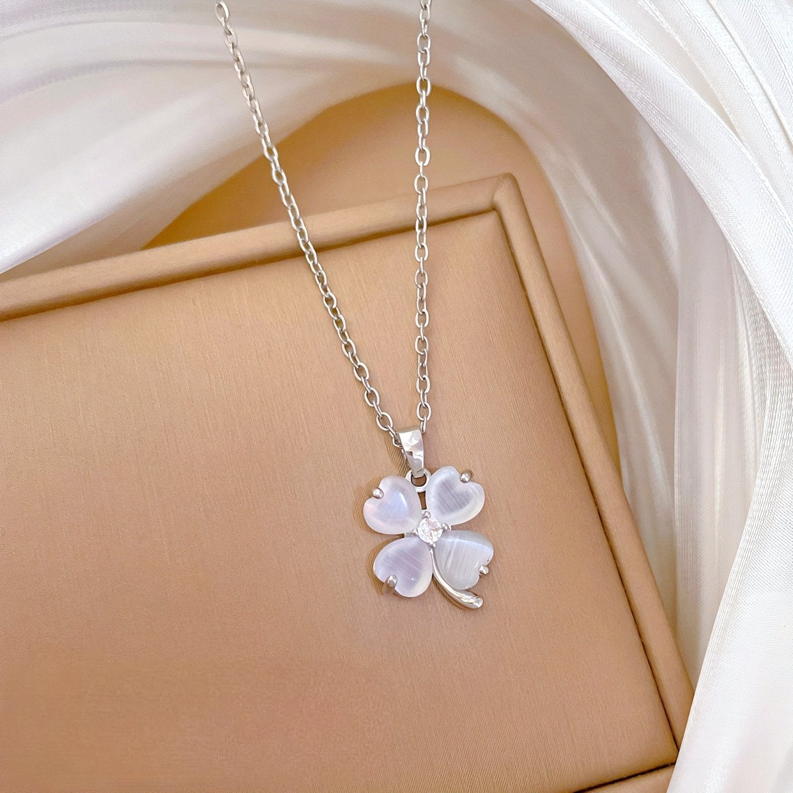 Collier trèfle élégant, pétales en cœur, acier inox doré ou argent, modèle Anastasia
