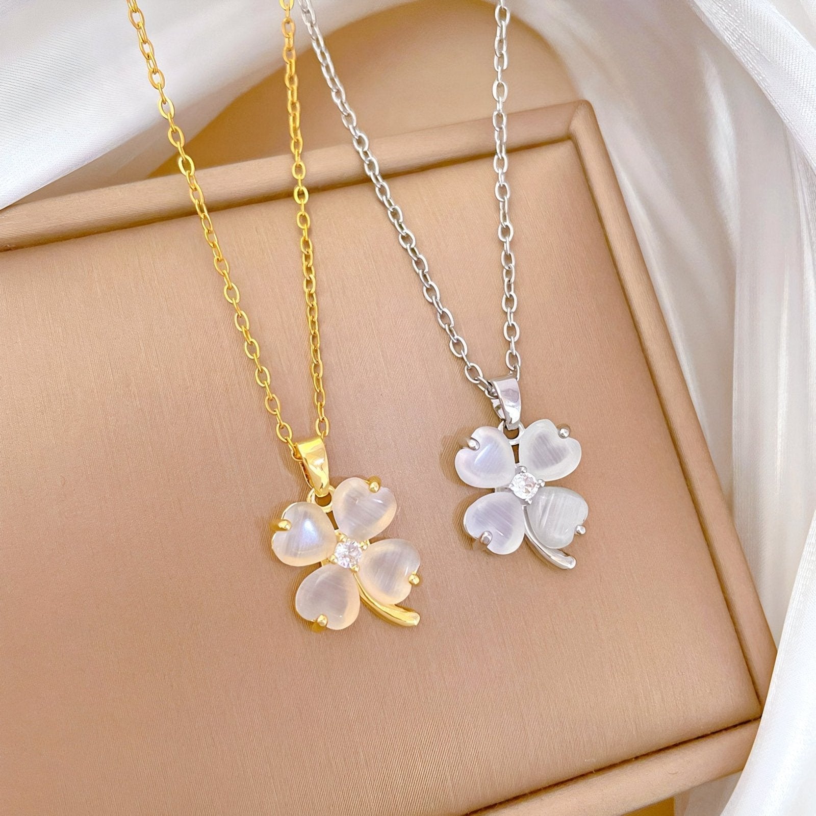 Collier trèfle élégant, pétales en cœur, acier inox doré ou argent, modèle Anastasia