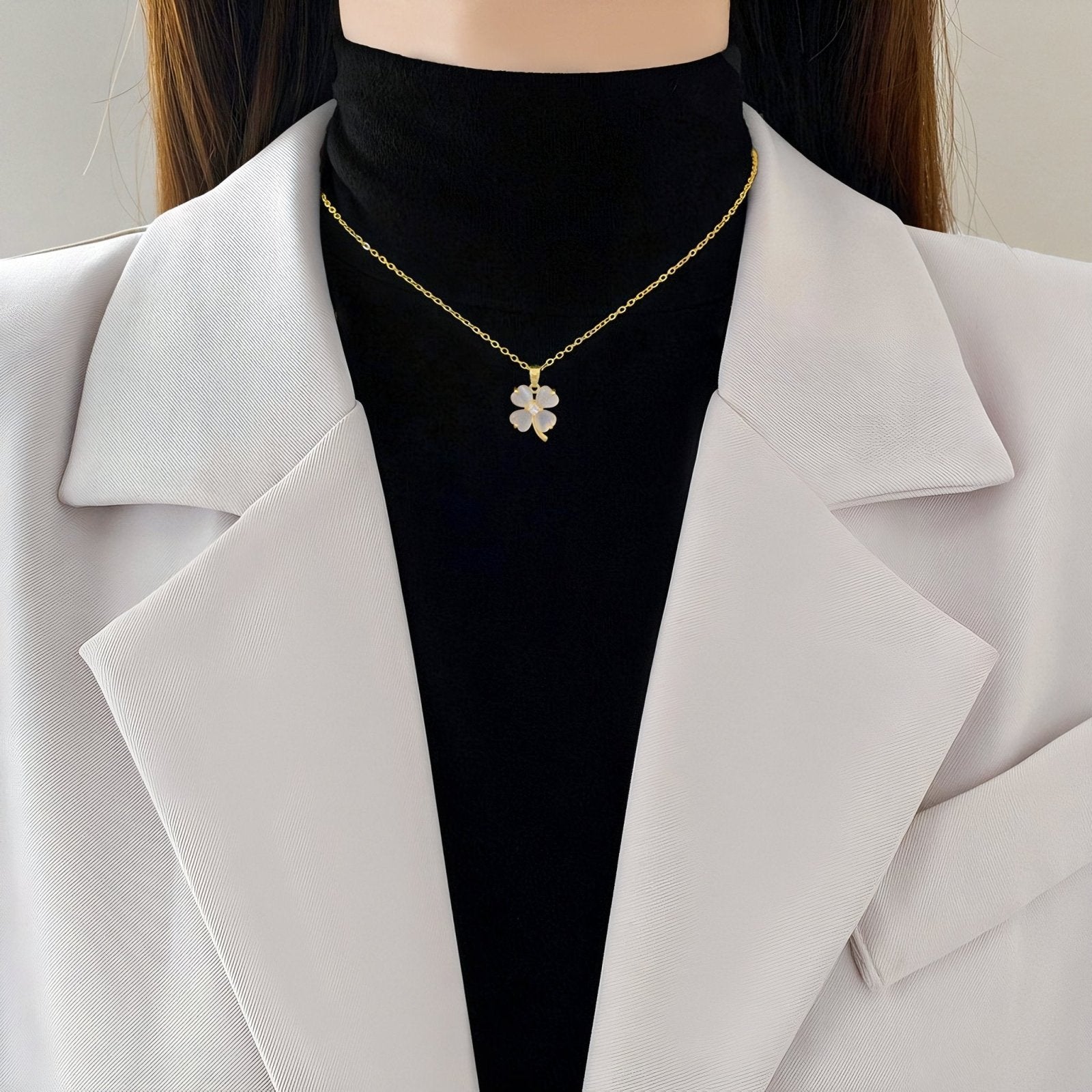 Collier trèfle élégant, pétales en cœur, acier inox doré ou argent, modèle Anastasia