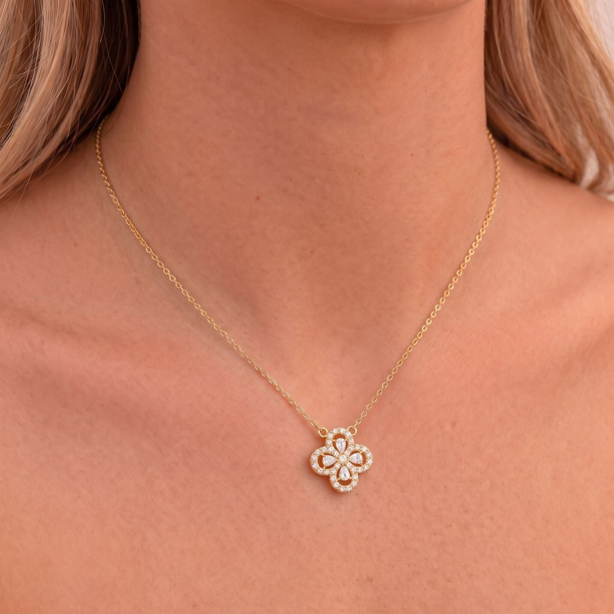 Collier trèfle pour femme, en acier titane, avec cristaux scintillants