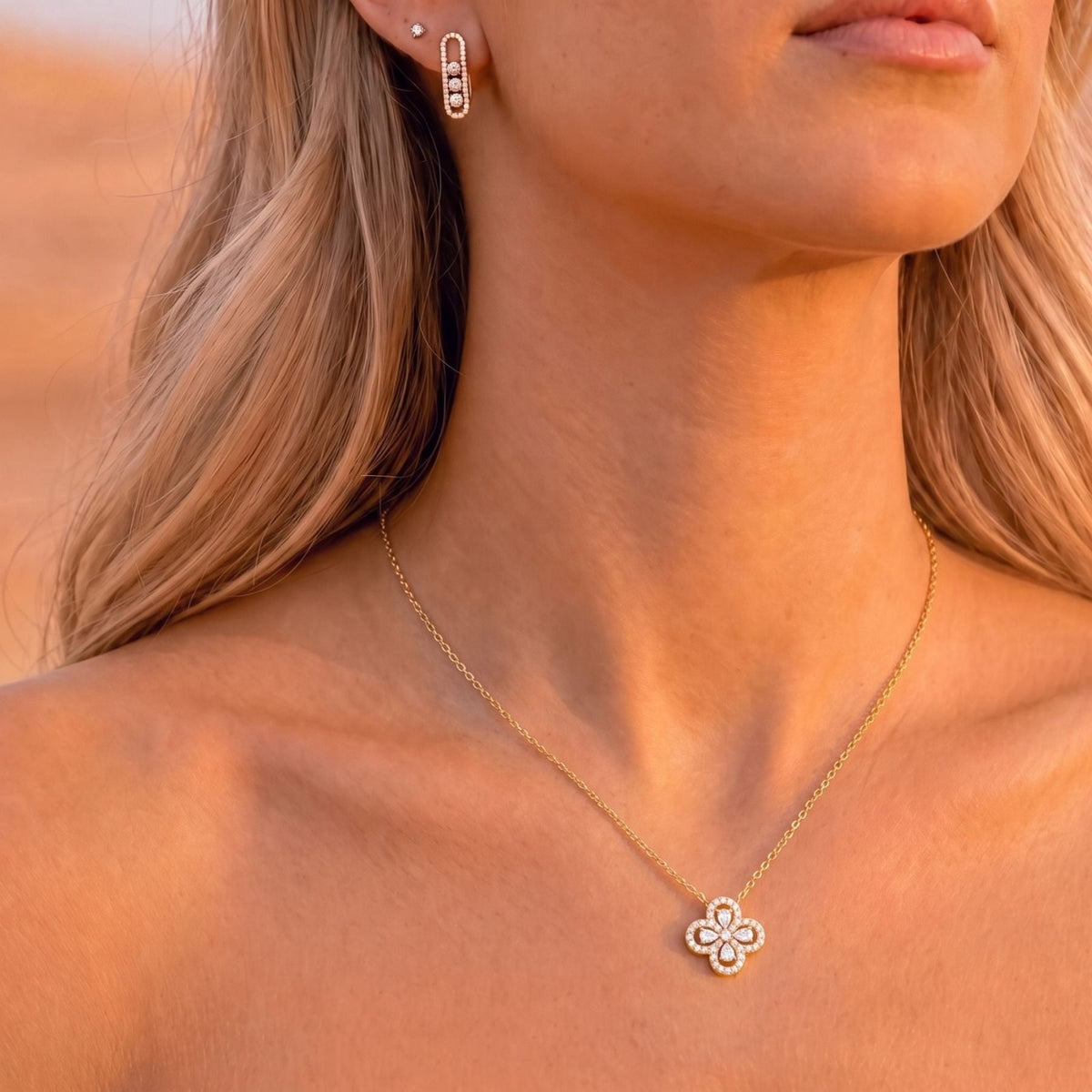 Collier trèfle pour femme, en acier titane, avec cristaux scintillants