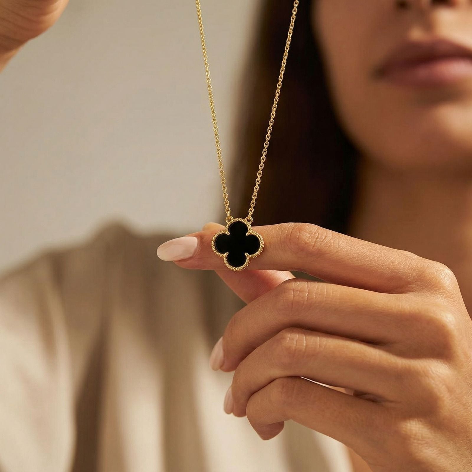 Collier trèfle réversible, nacre blanche et noire, en acier titane