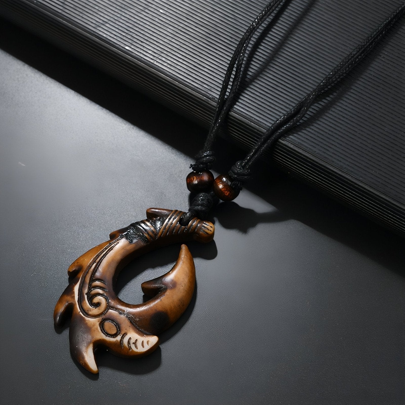 Collier tribal homme, pendentif crochet maori en résine sculptée, cordon ajustable