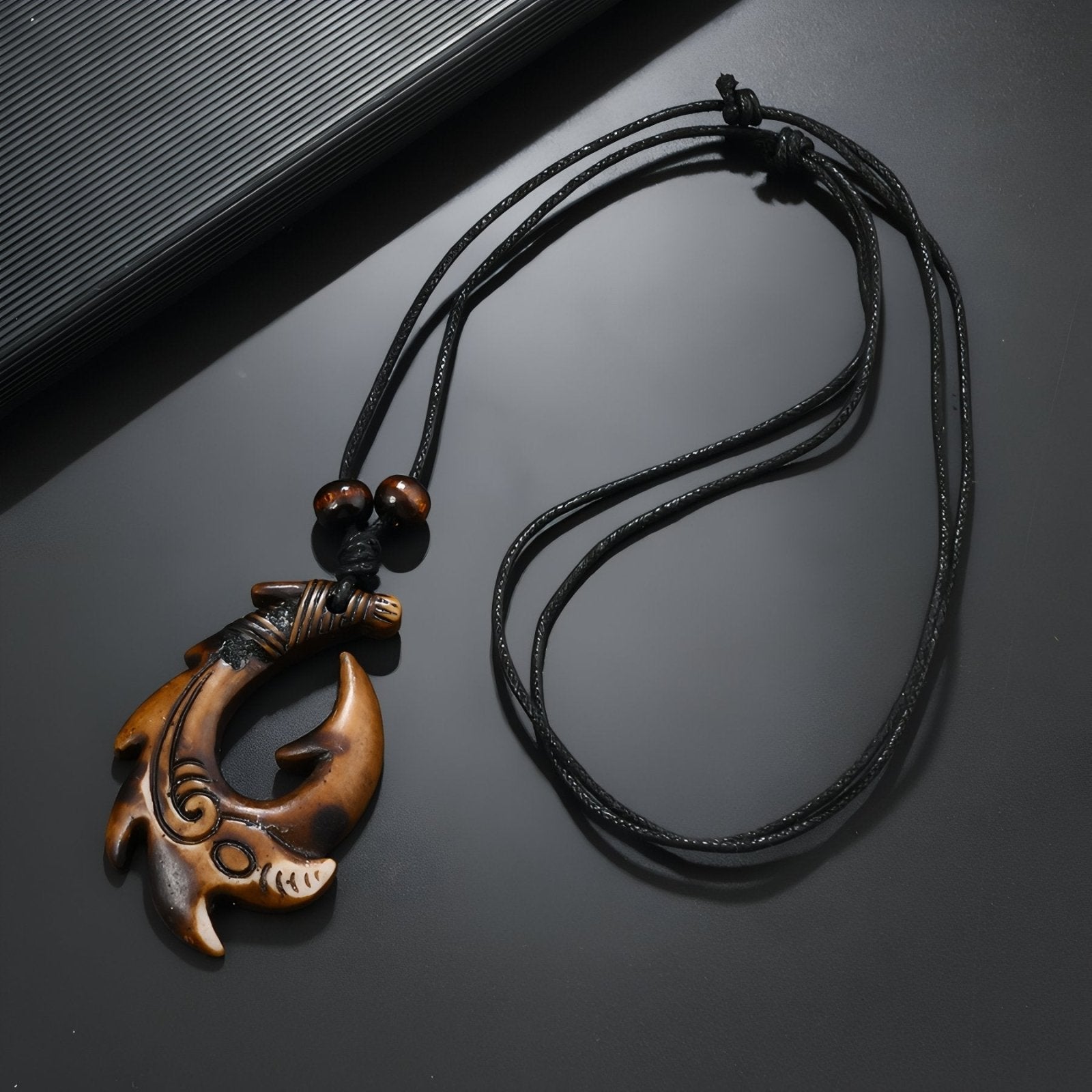 Collier tribal homme, pendentif crochet maori en résine sculptée, cordon ajustable