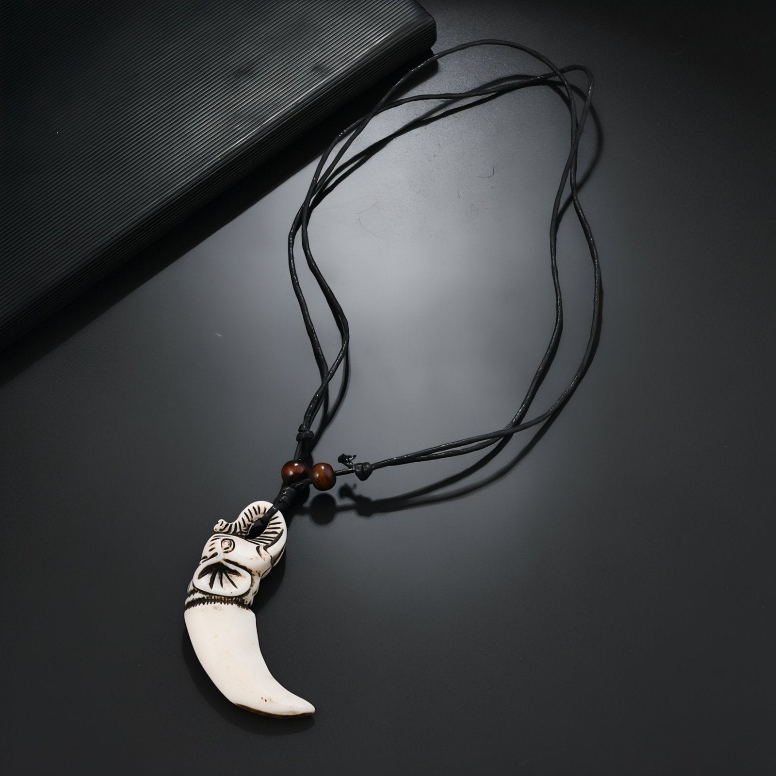 Collier tribal pour homme, pendentif corne en résine sculptée avec tête d'éléphant, cordon noir ajustable