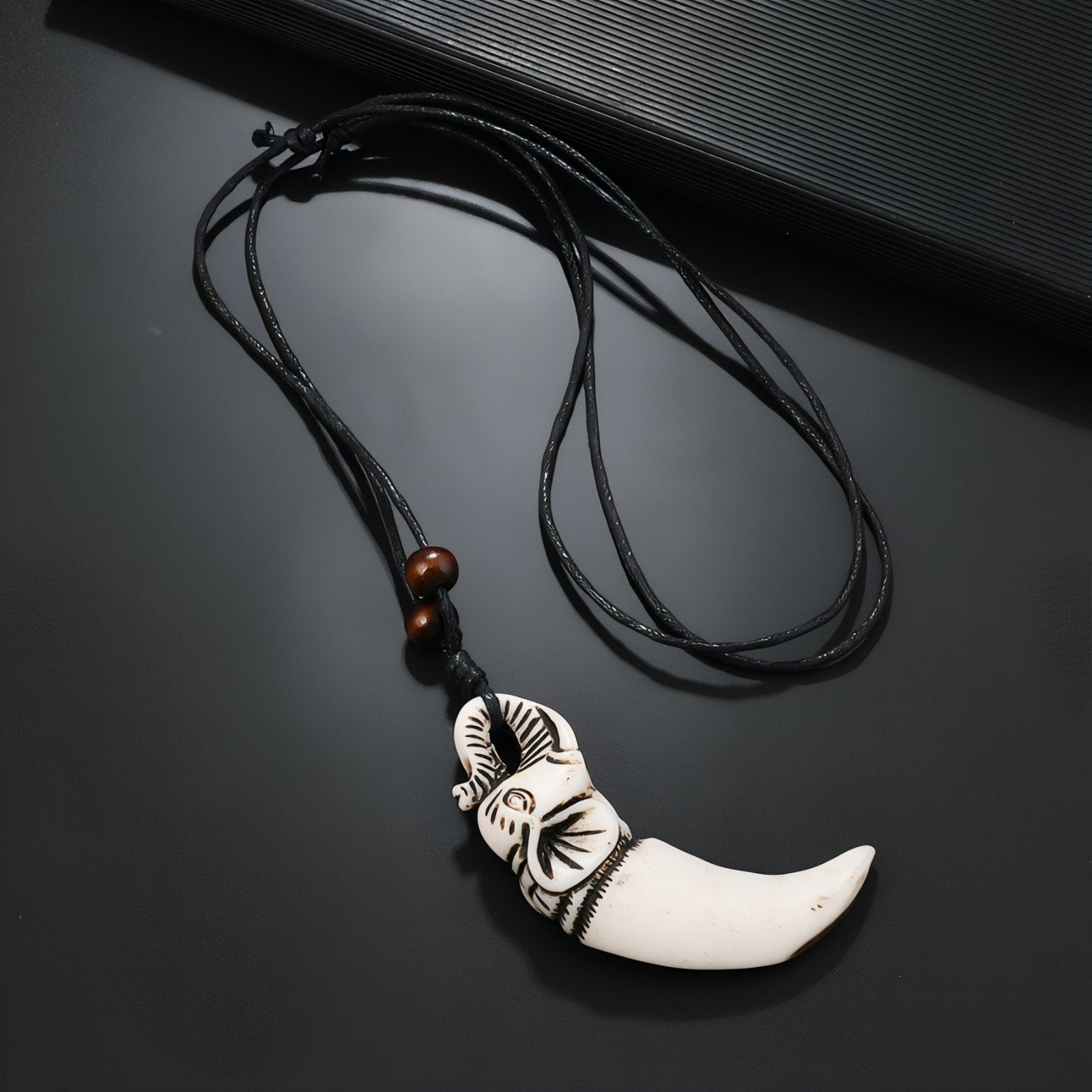 Collier tribal pour homme, pendentif corne en résine sculptée avec tête d'éléphant, cordon noir ajustable