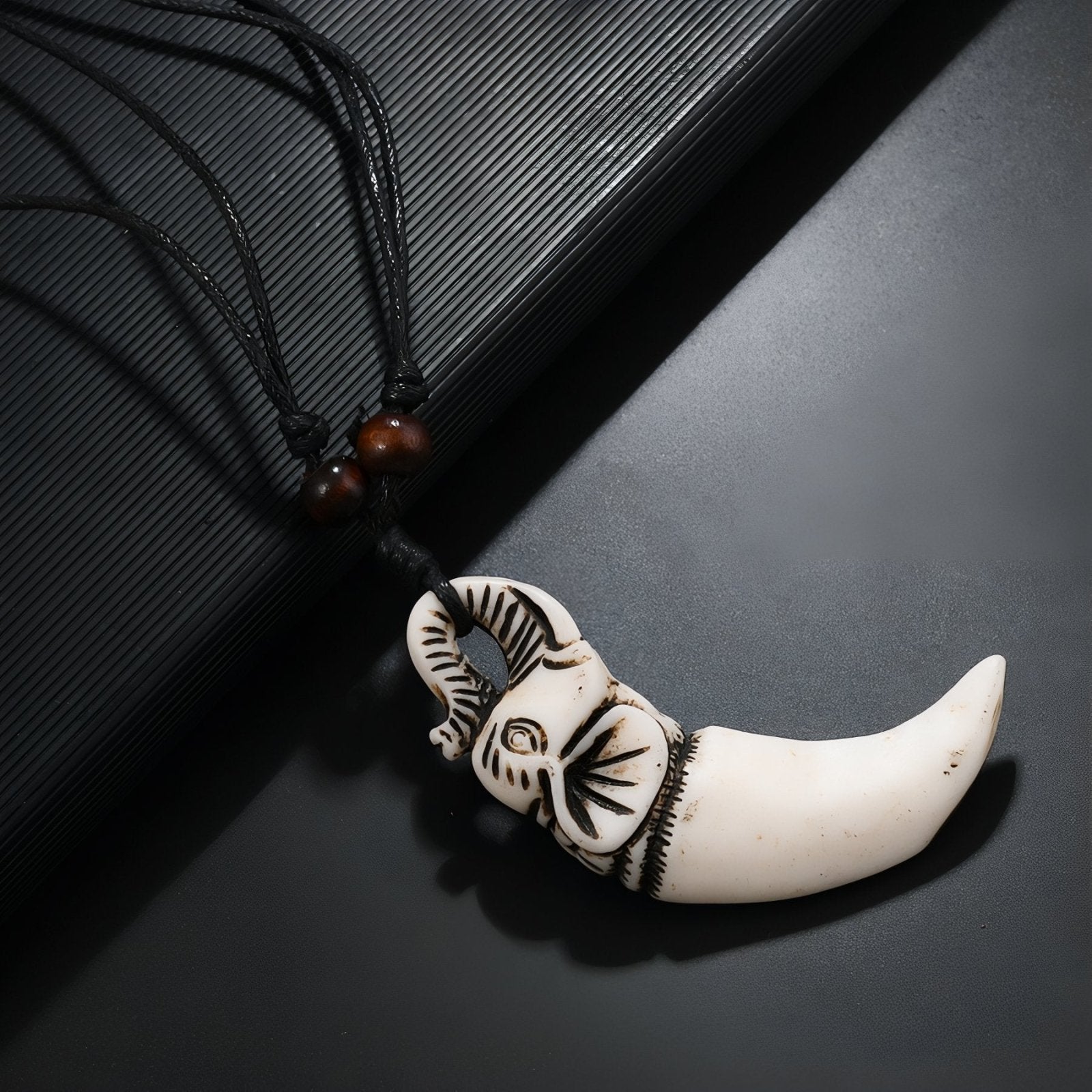 Collier tribal pour homme, pendentif corne en résine sculptée avec tête d'éléphant, cordon noir ajustable