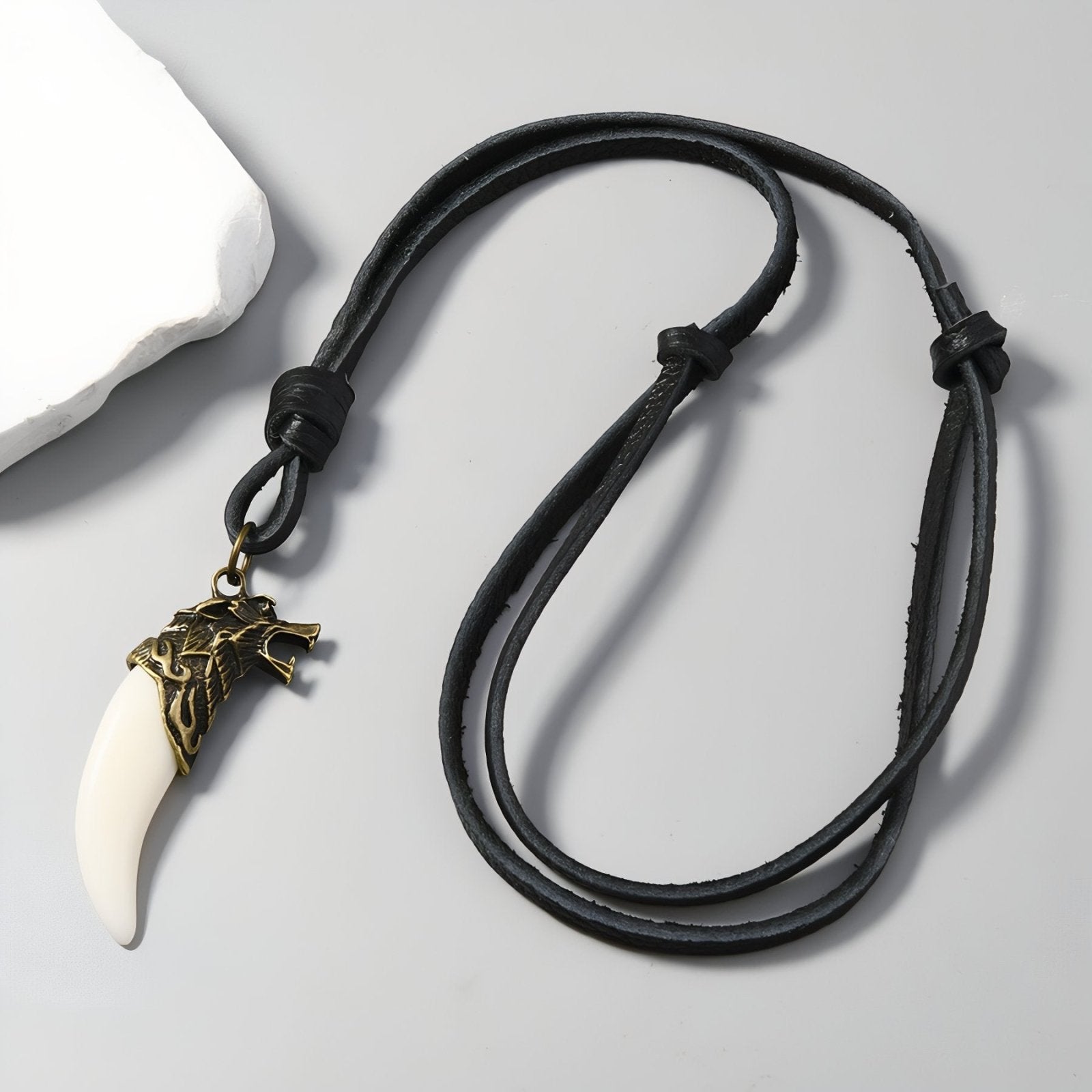 Collier tribal unisexe, pendentif croc et tête de loup, cordon en cuir noir ou marron