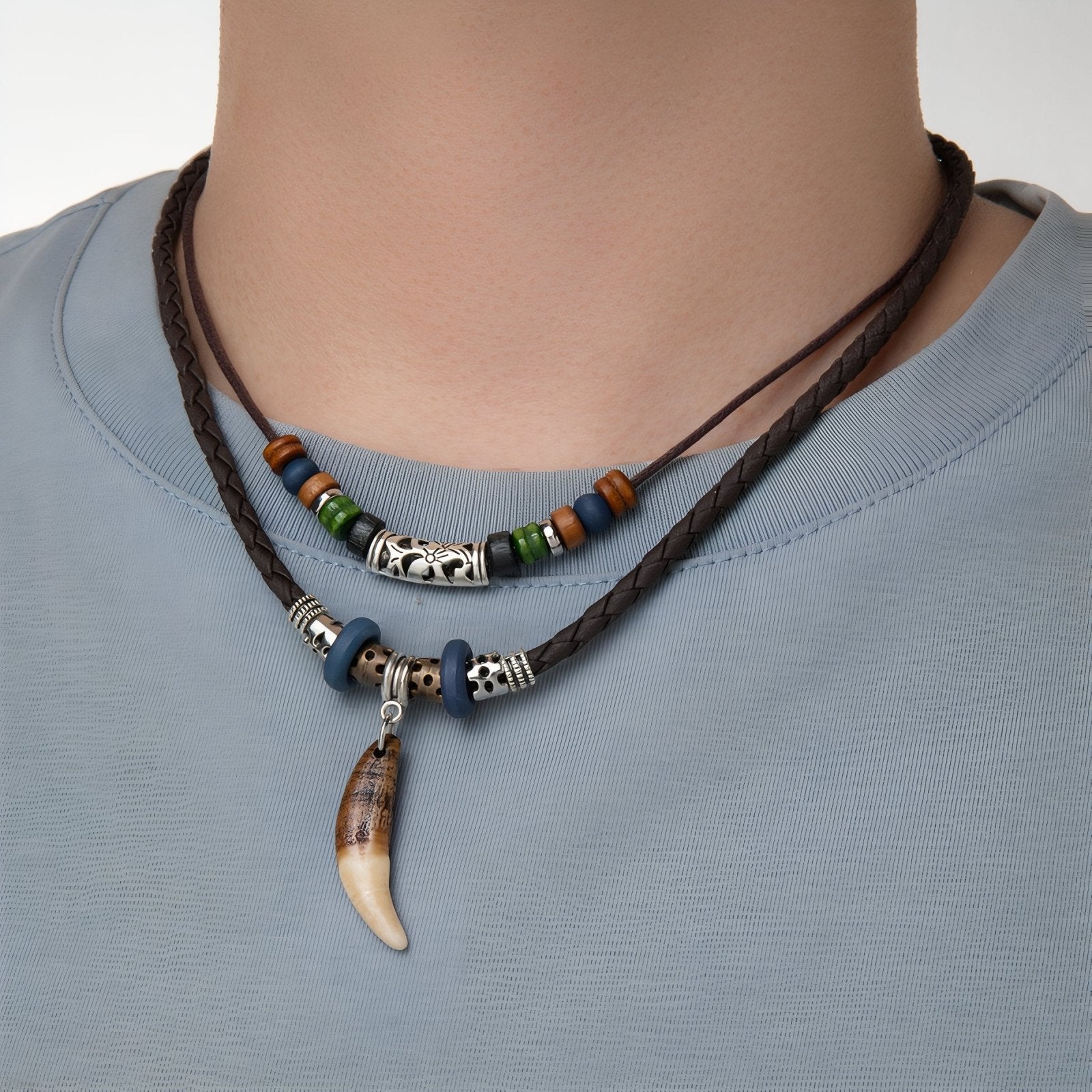 Collier unisexe style tribal, cordon cuir tressé et pendentif griffe ethnique, avec perles en bois et simili cuiret