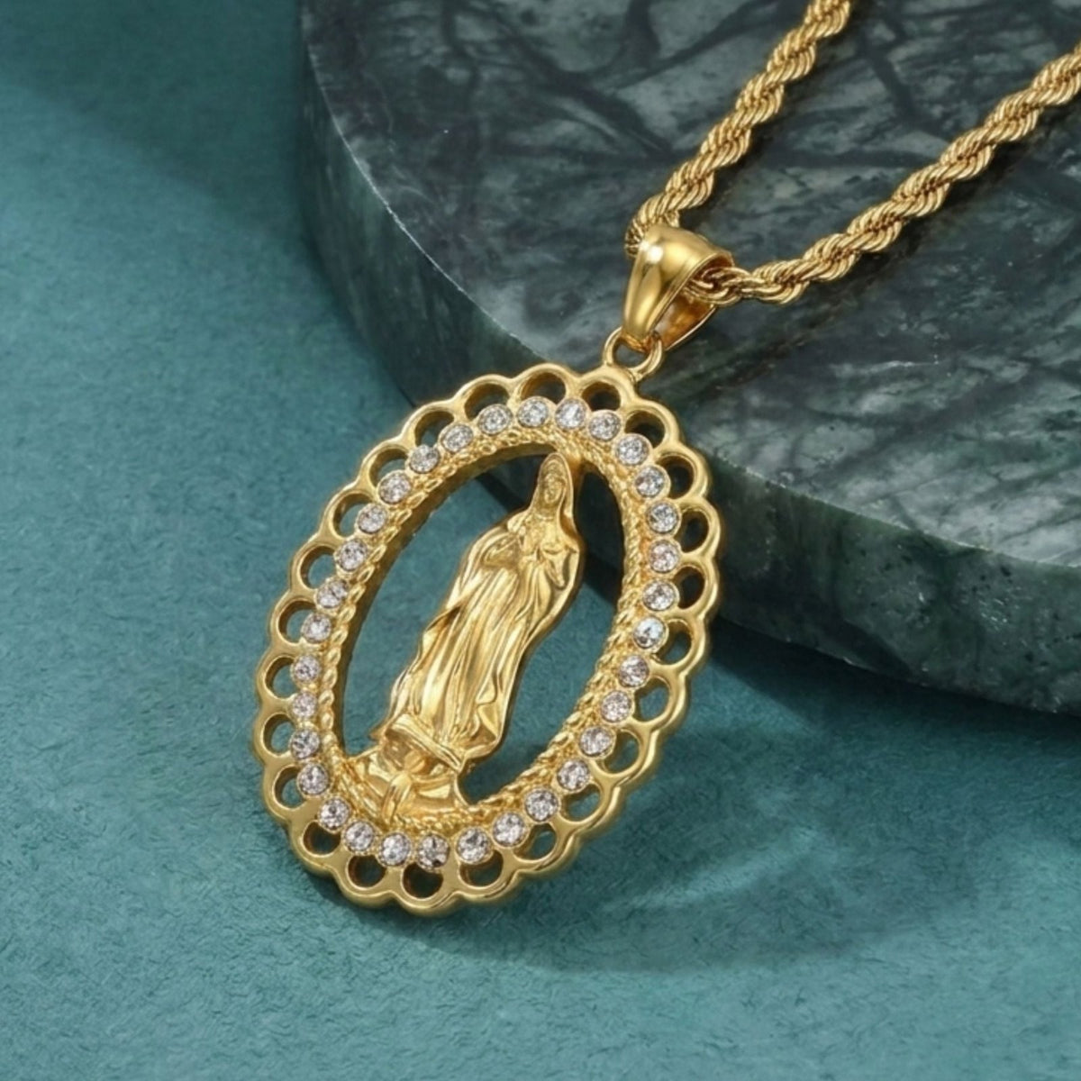 Collier Vierge Marie pour homme, en acier inoxydable, pendentif religieux ovale orné de pierres brillantes