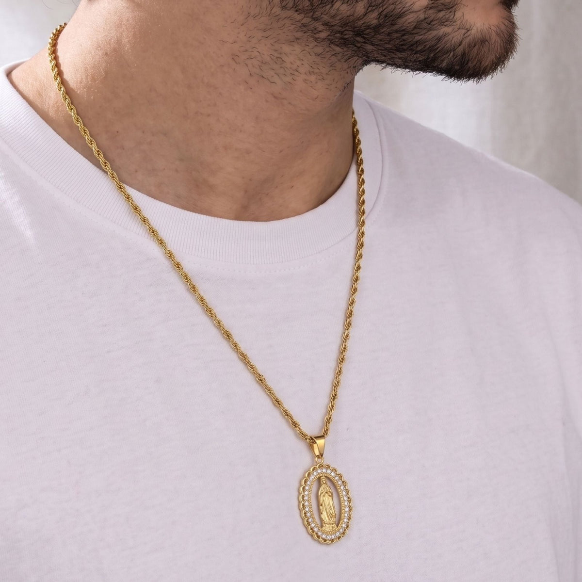 Collier Vierge Marie pour homme, en acier inoxydable, pendentif religieux ovale orné de pierres brillantes