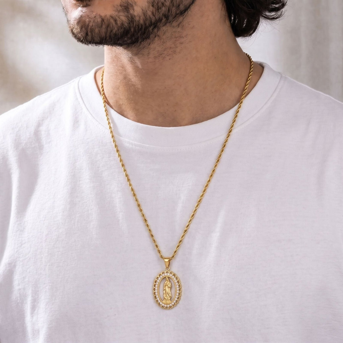 Collier Vierge Marie pour homme, en acier inoxydable, pendentif religieux ovale orné de pierres brillantes