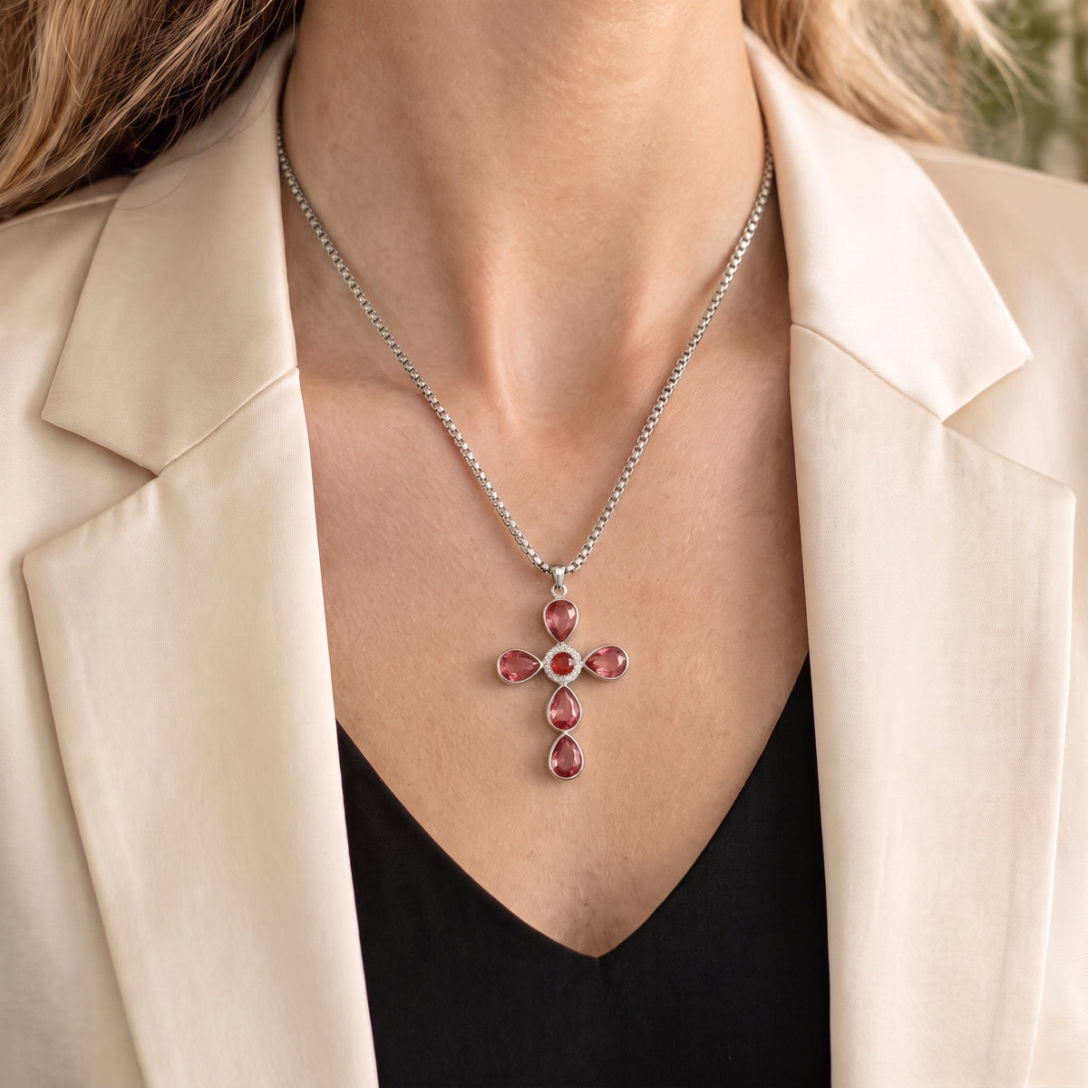 Collier croix argenté Vénusia porté, zircons rouges en goutte