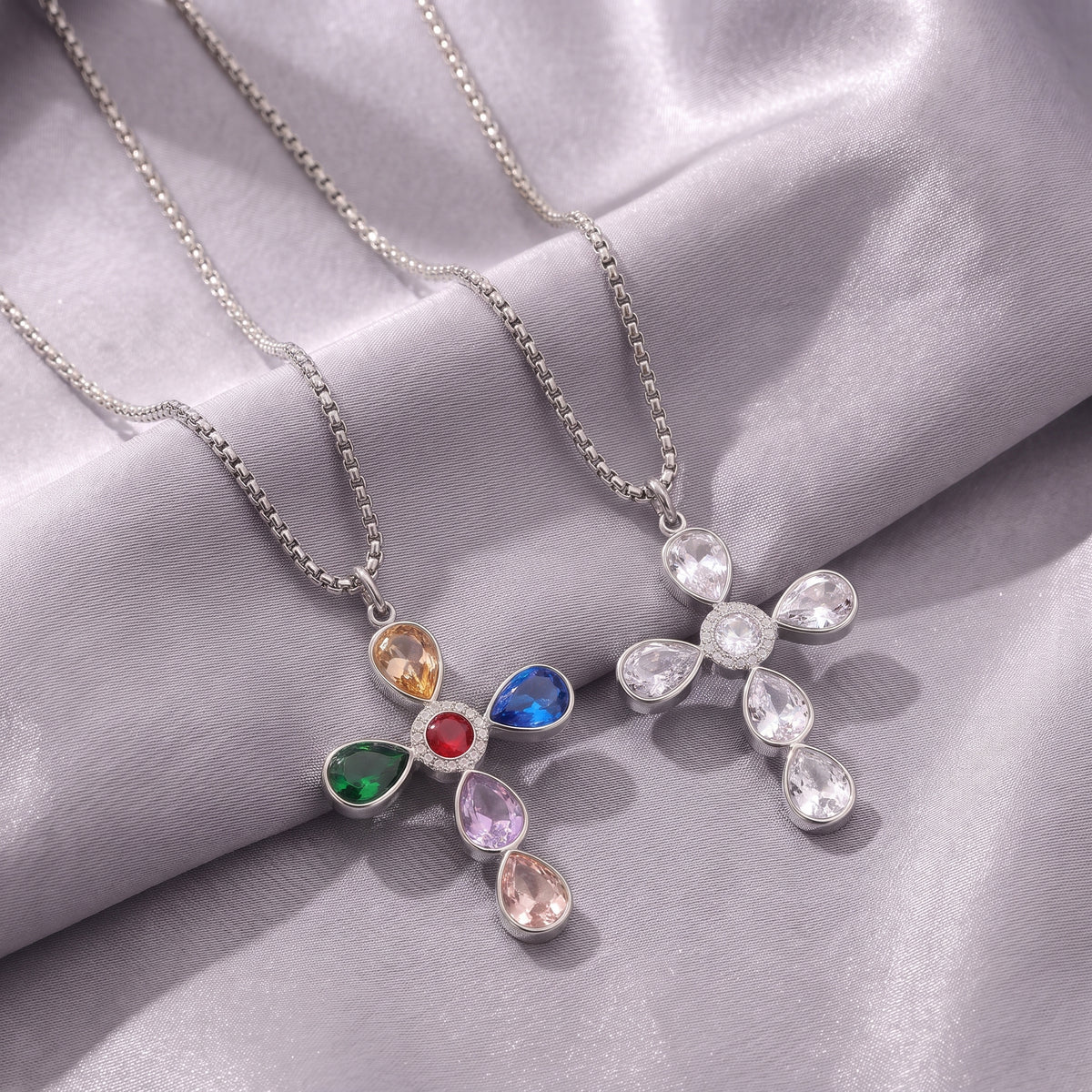 Colliers croix argentés Vénusia multicolore et blanc sur satin